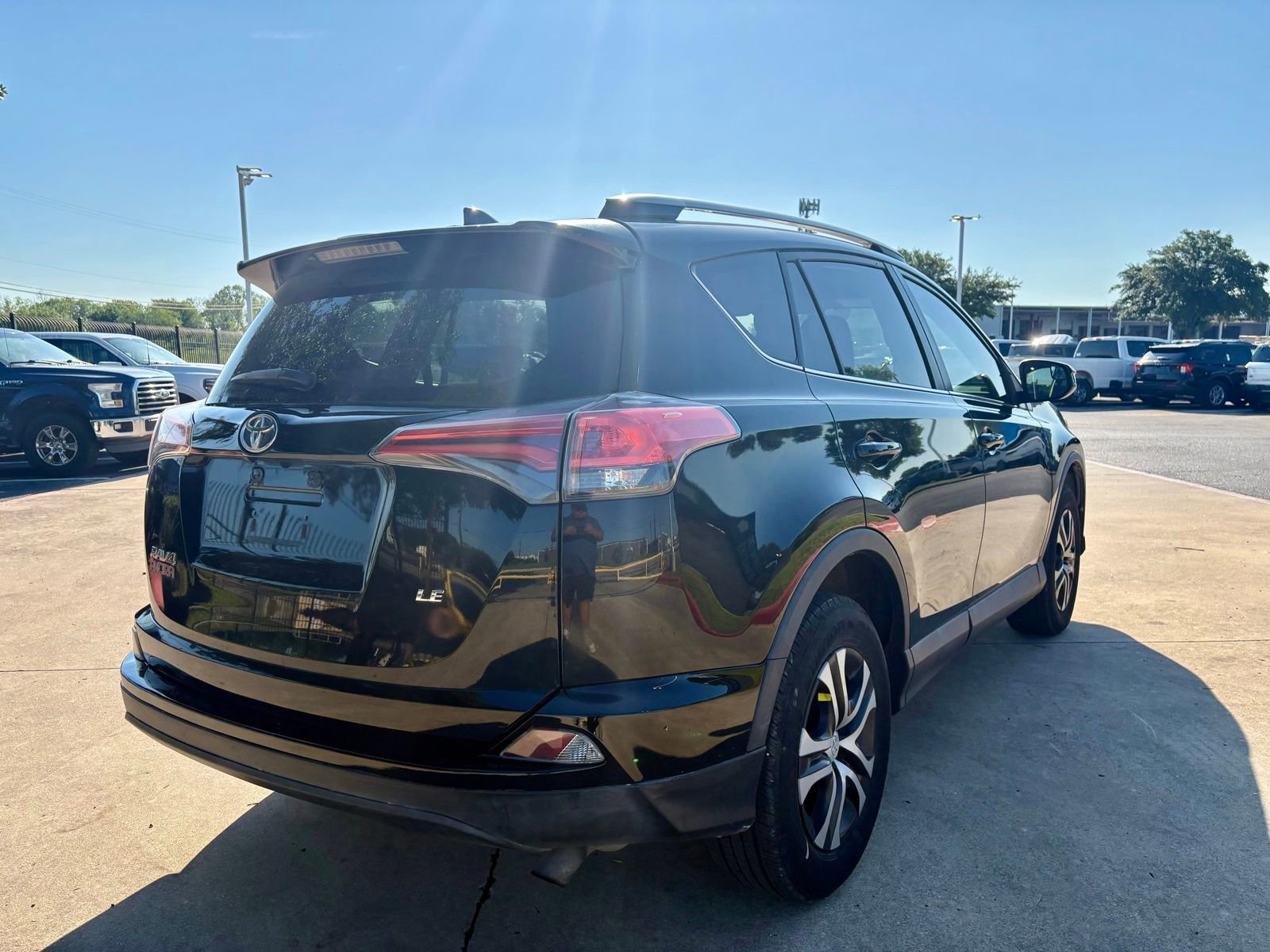 Used 2016 Toyota RAV4 LE FWD image 3