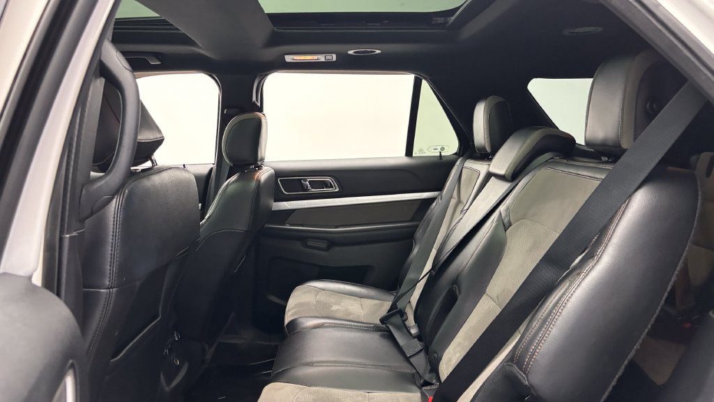 Used 2017 Ford Explorer XLT w/ Equipment Group 202A AWD/4WD image 34
