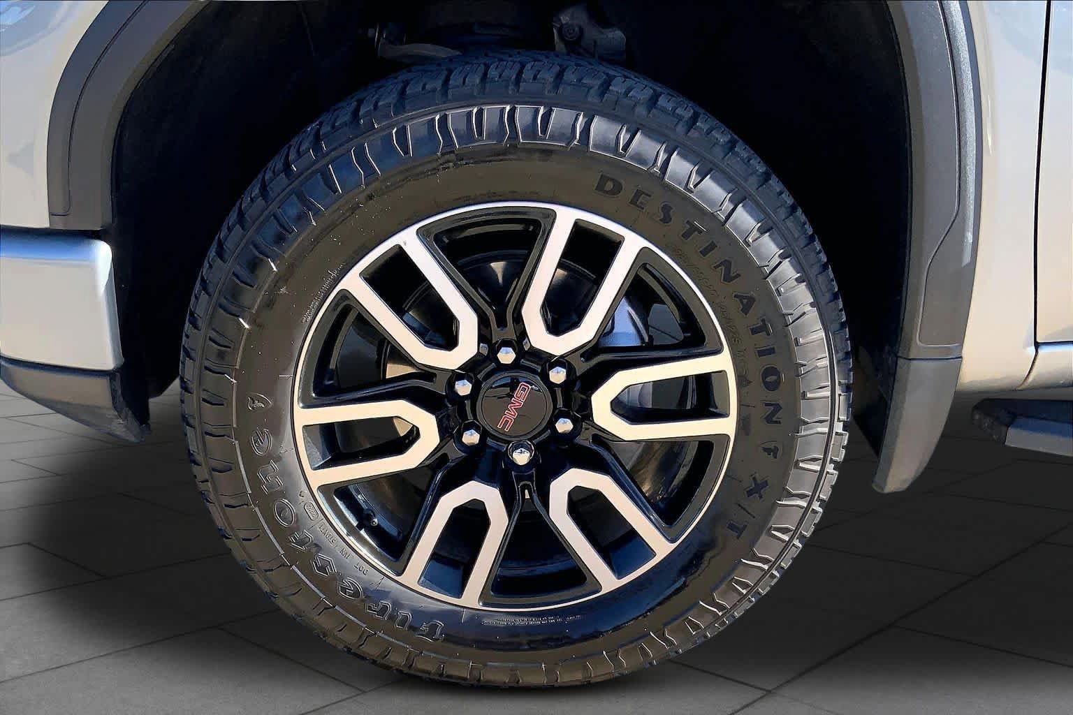 Used 2023 GMC Sierra 1500 AT4 w/ Technology Package AWD/4WD image 11