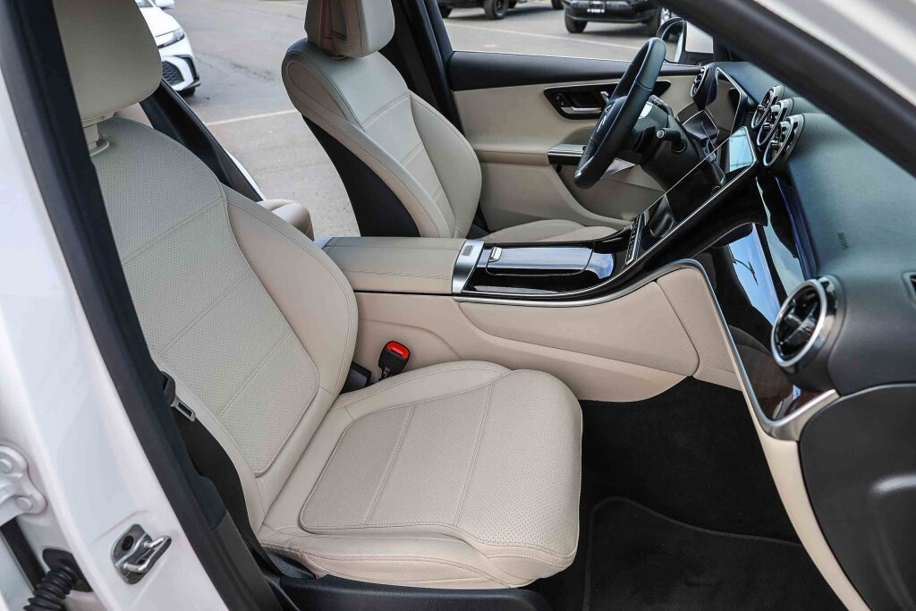 Used 2025 Mercedes-Benz GLC 350e 4MATIC image 8