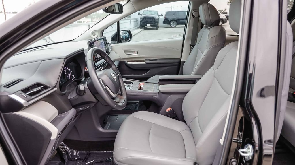 Used 2024 Toyota Sienna XLE w/ XLE Plus Package FWD image 22