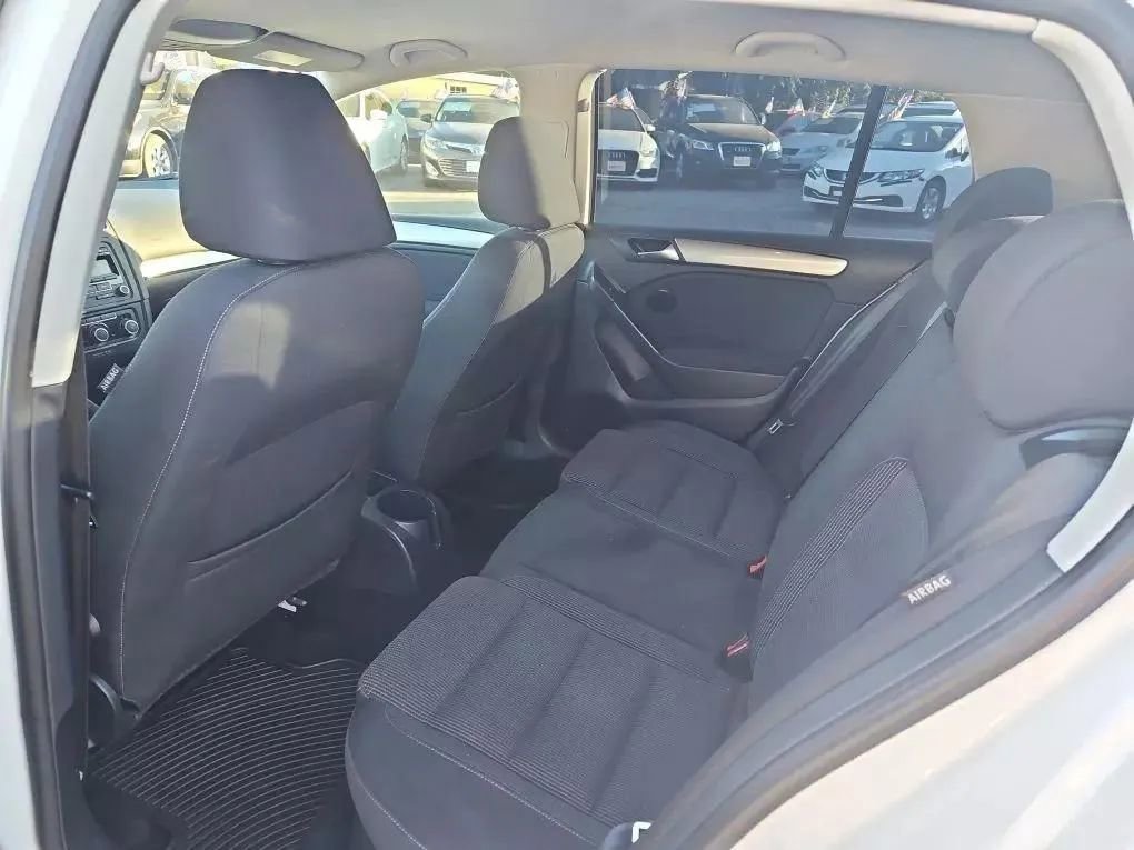 Used 2011 Volkswagen Golf 4-Door image 18