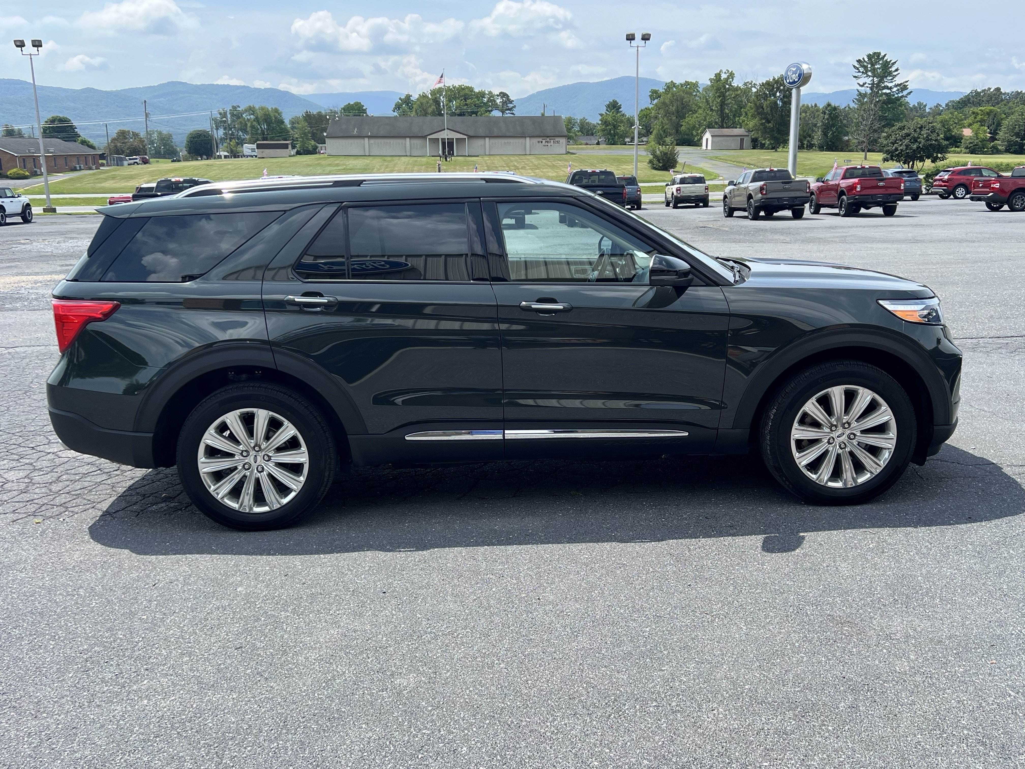 Used 2023 Ford Explorer Limited w/ Limited Technology Package AWD/4WD image 5