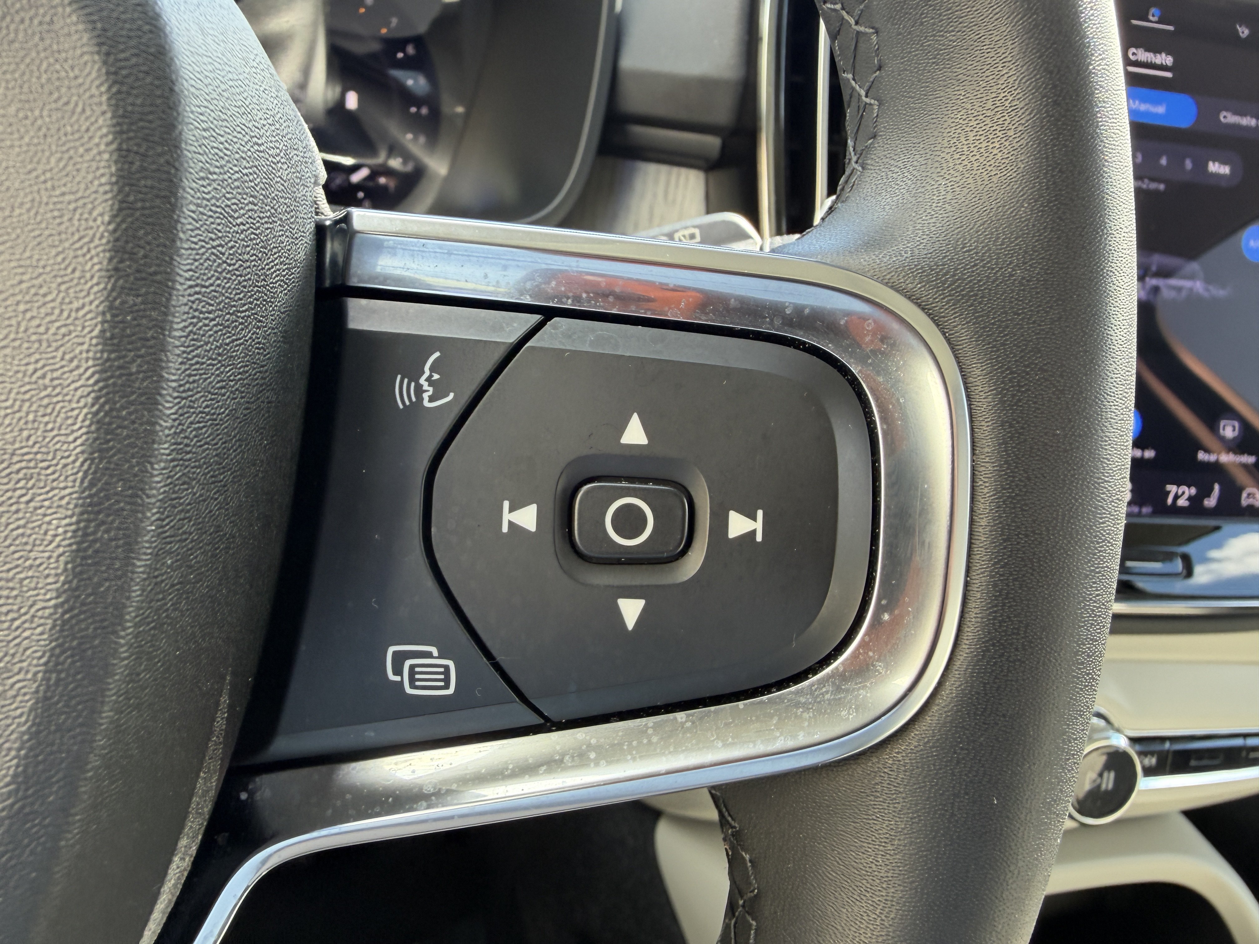 Certified 2023 Volvo XC40 B5 Plus w/ Driver Assist Package AWD/4WD image 30