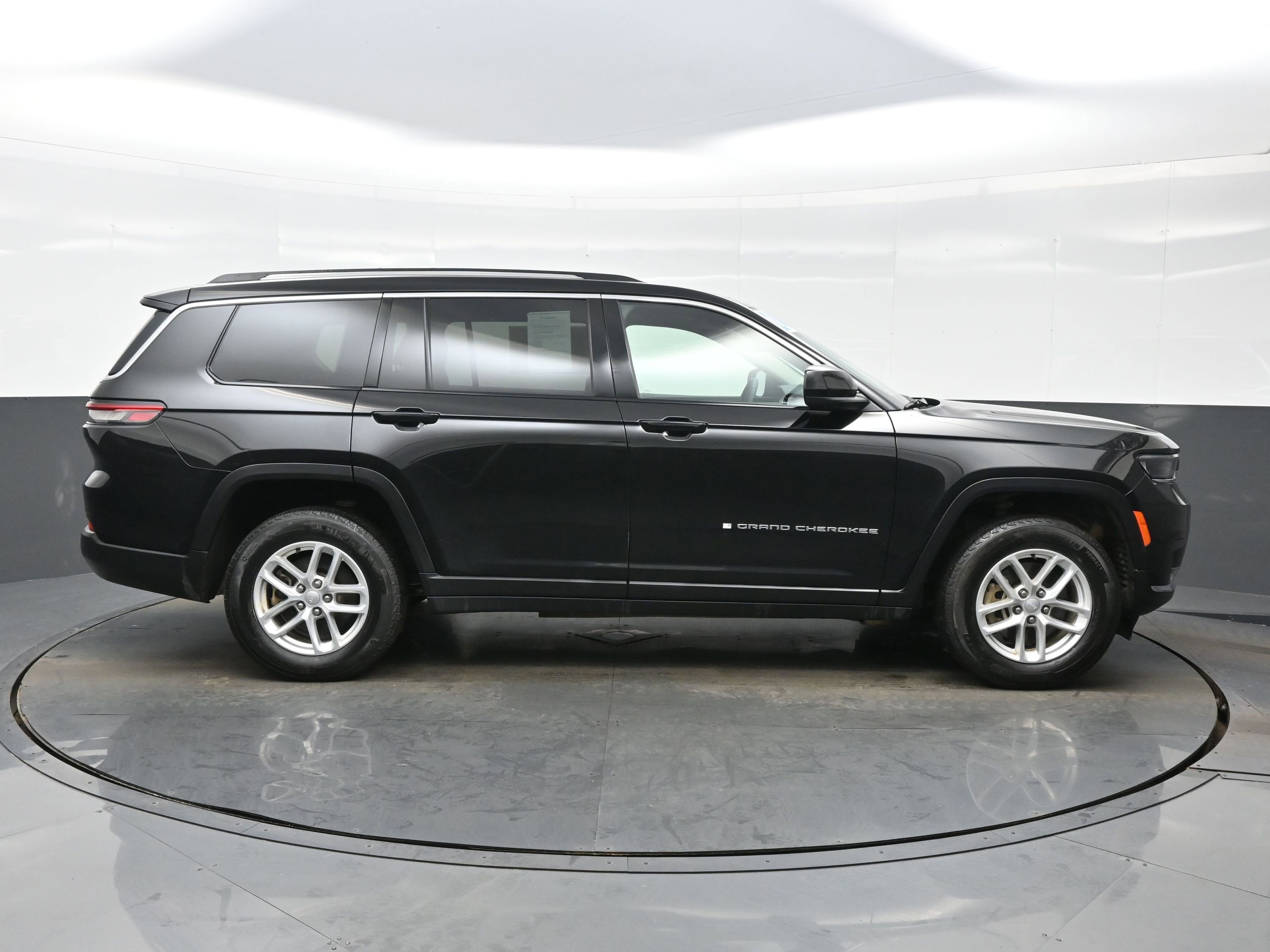 Used 2024 Jeep Grand Cherokee L Laredo image 7