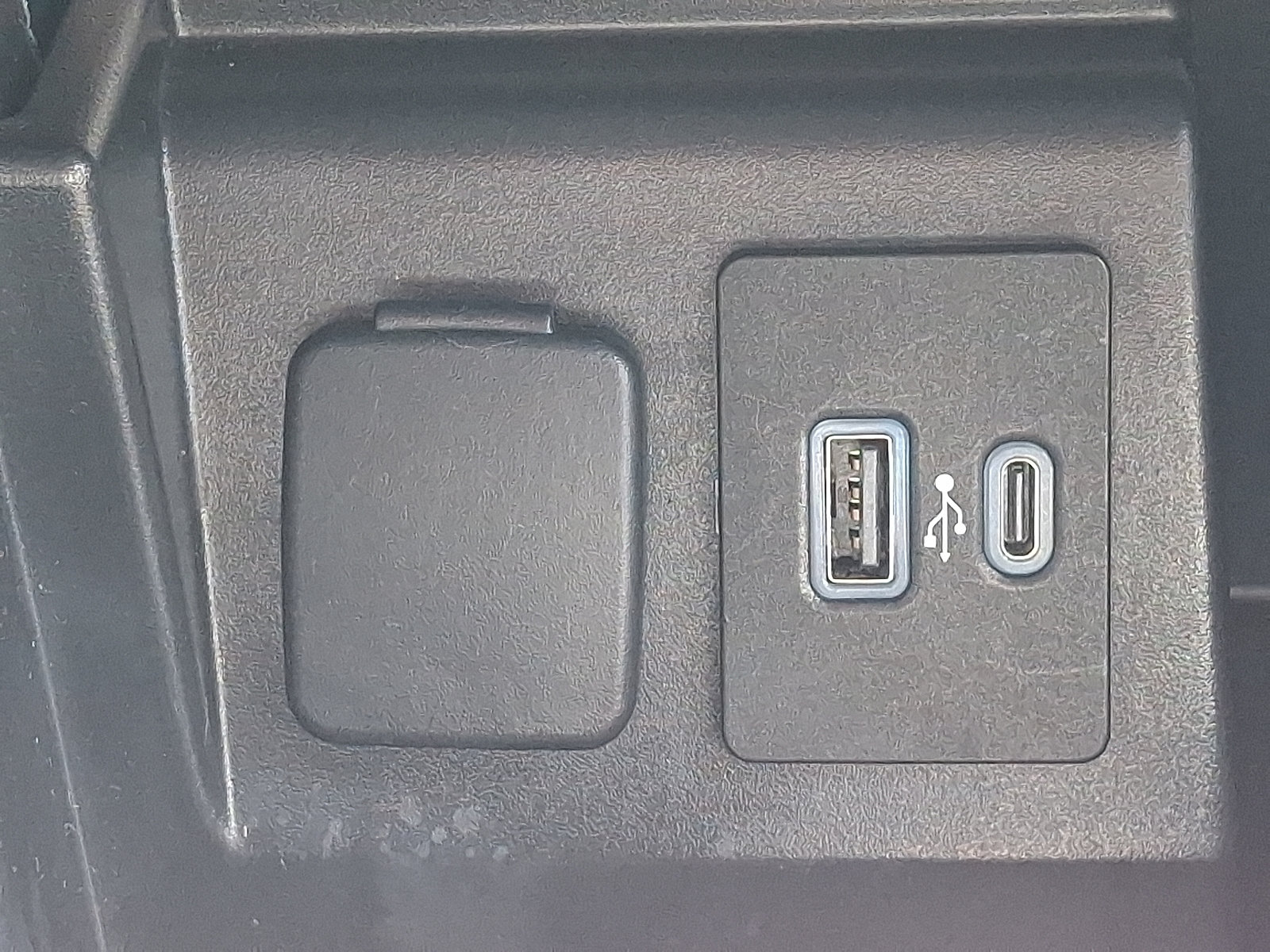 Used 2021 Ford Explorer Limited w/ Equipment Group 301A AWD/4WD image 24