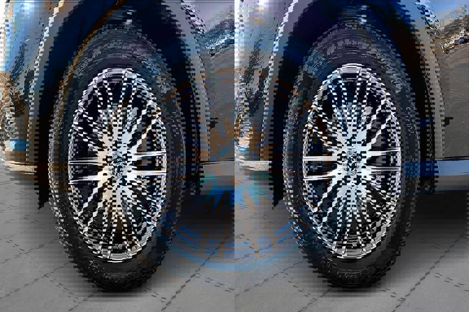 Used 2025 Mercedes-Benz GLC 300 4MATIC image 11