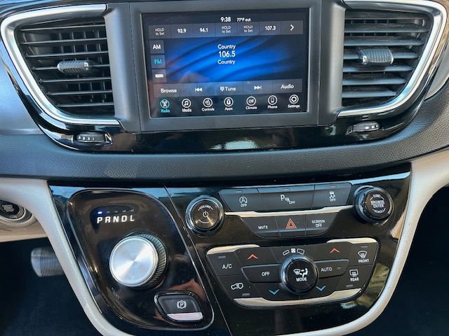 Used 2020 Chrysler Pacifica Touring-L w/ Tire & Wheel Group image 19