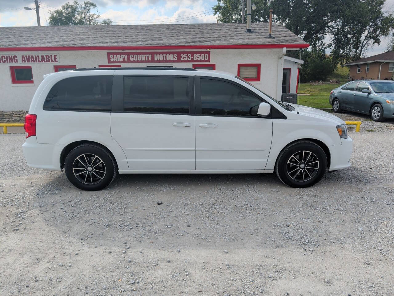 Used 2017 Dodge Grand Caravan GT image 2