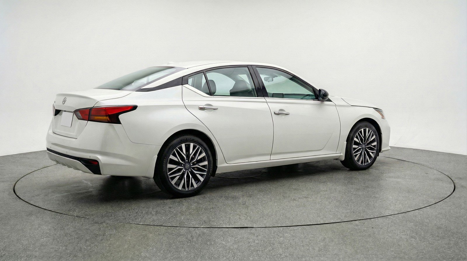 Used 2025 Nissan Altima 2.5 SV FWD image 9
