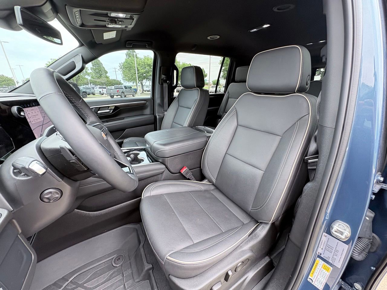 Used 2025 Chevrolet Suburban Premier RWD image 6