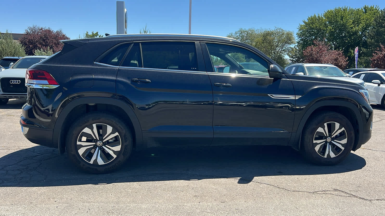 Used 2025 Volkswagen Atlas Cross Sport SE AWD/4WD image 4