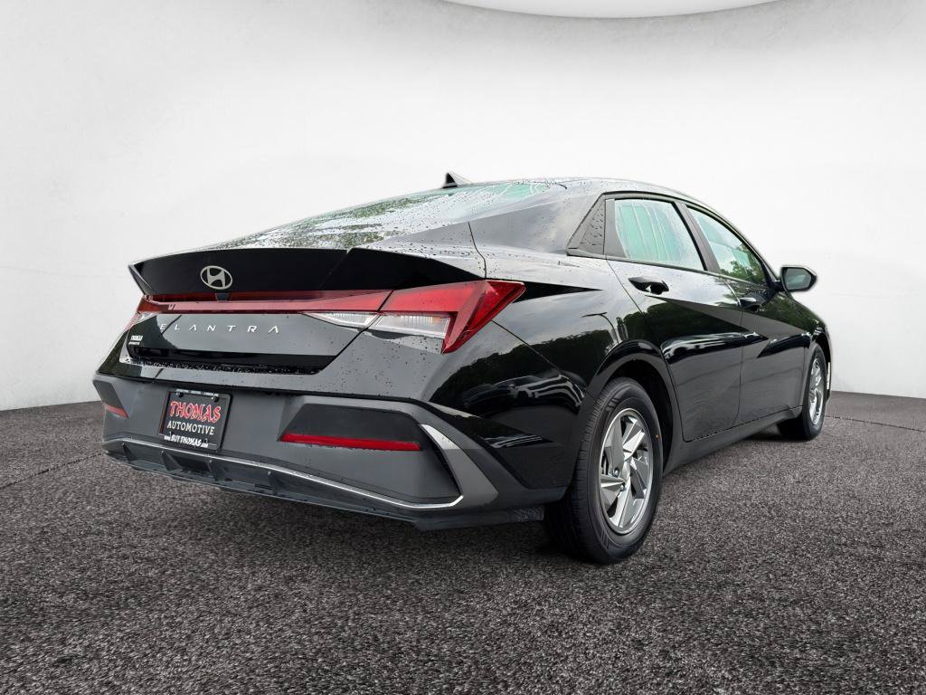 Certified 2024 Hyundai Elantra SE FWD image 7