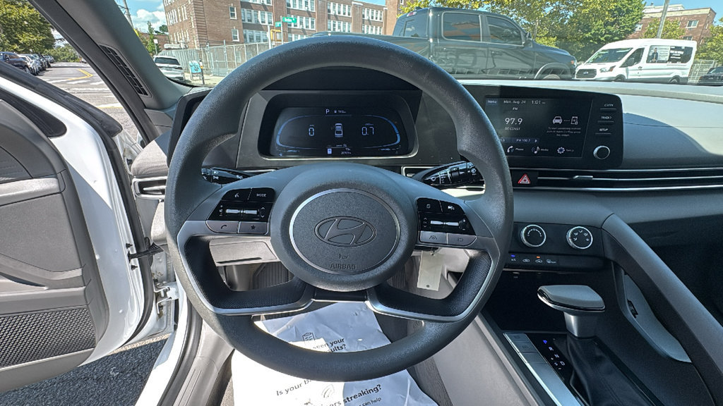 Used 2024 Hyundai Elantra SE FWD image 14