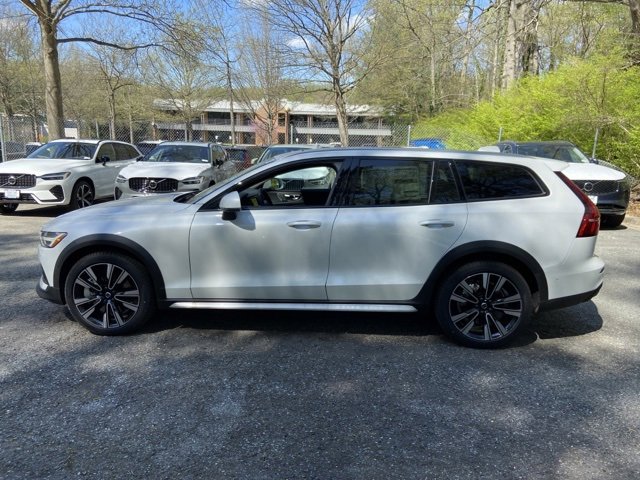 New 2025 Volvo V60 B5 Cross Country Ultra w/ Protection Package Premier image 4