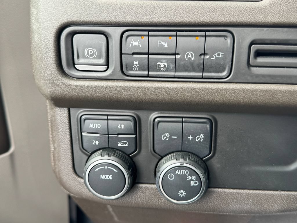 Used 2022 Chevrolet Suburban LT w/ Luxury Package AWD/4WD image 35