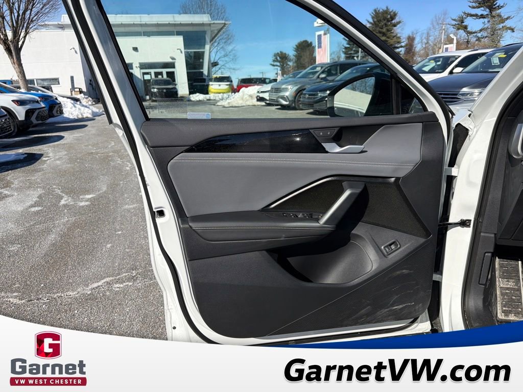 Certified 2025 Volkswagen Tiguan SE R-Line image 11