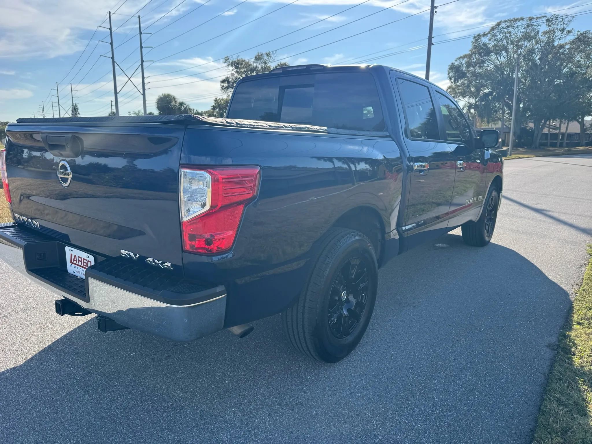 Used 2018 Nissan Titan SV image 6
