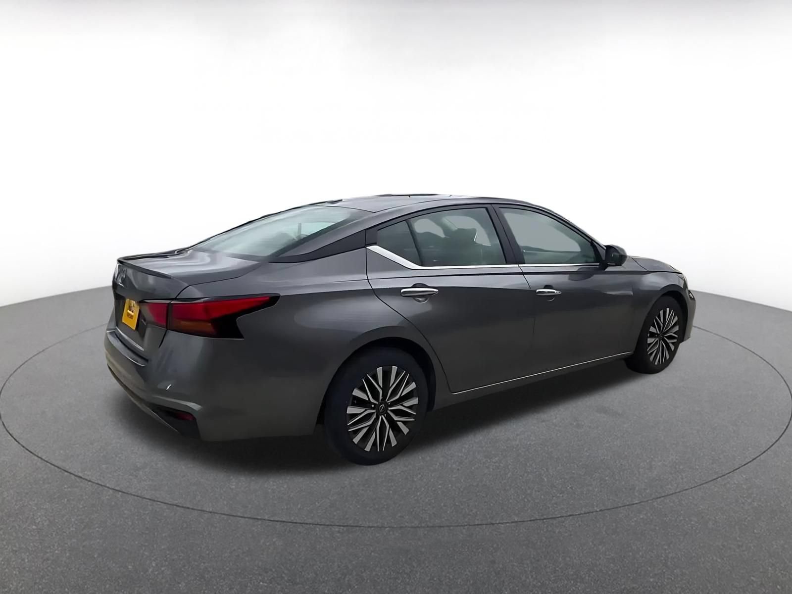 Used 2025 Nissan Altima 2.5 SV FWD image 11
