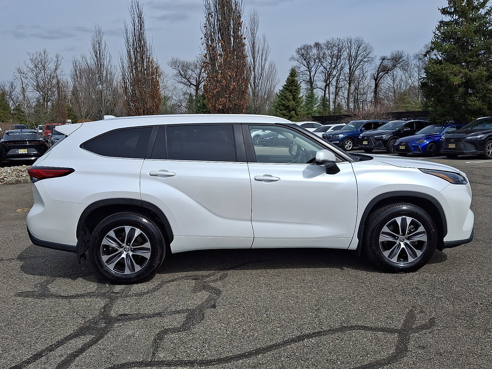 Used 2023 Toyota Highlander XLE image 7