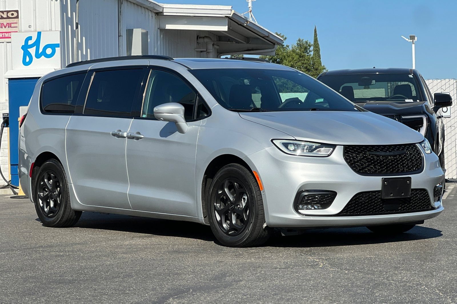 Used 2022 Chrysler Pacifica Limited w/ Uconnect Theater Family Group FWD image 2