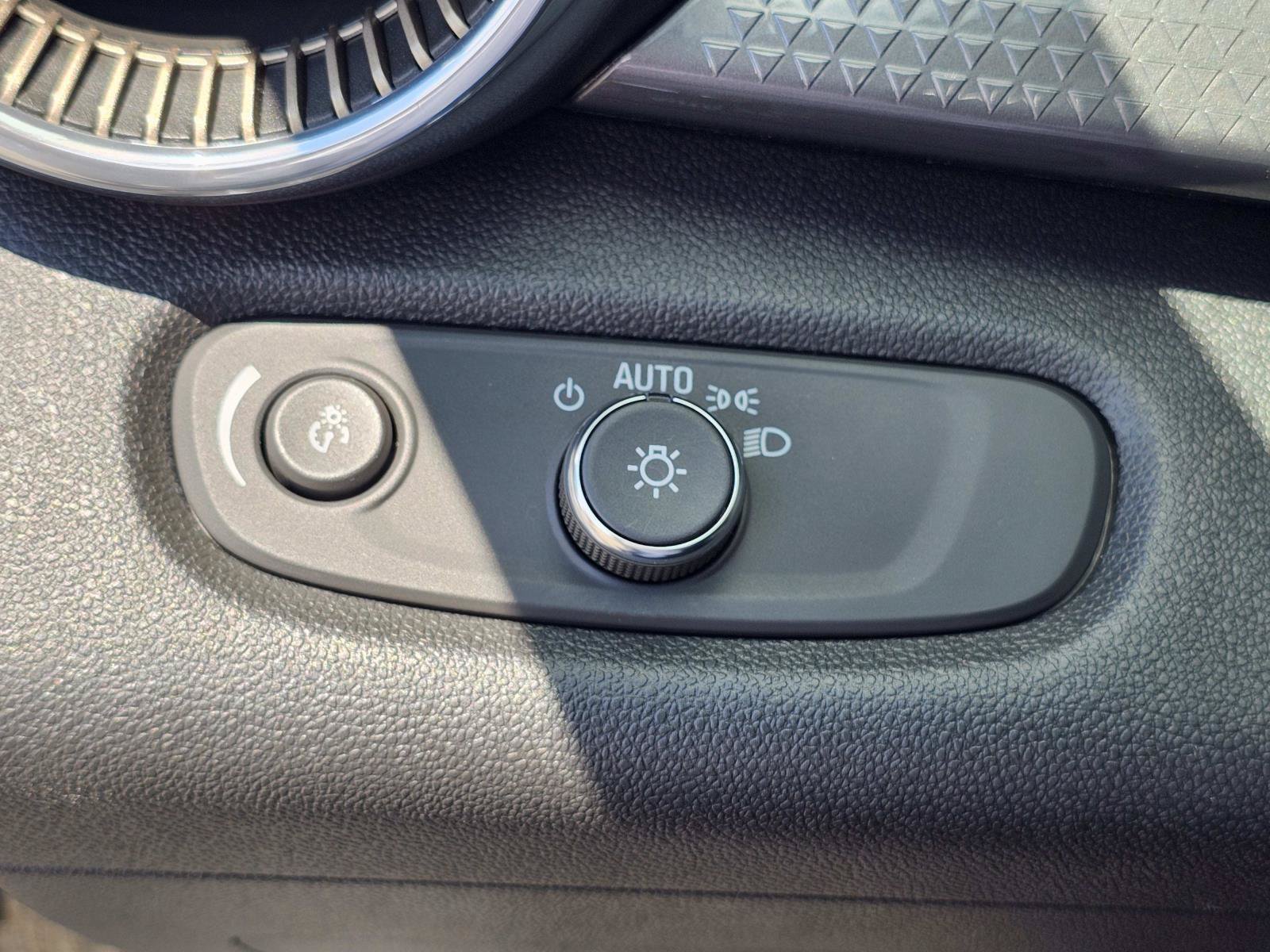 Used 2025 Chevrolet Trax ACTIV w/ Sunroof Package FWD image 19