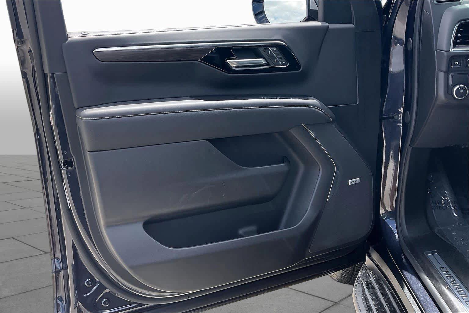 Used 2025 Chevrolet Suburban Premier RWD image 21