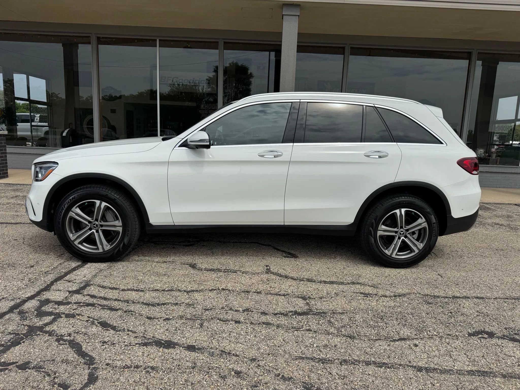 Used 2021 Mercedes-Benz GLC 300 4MATIC image 2