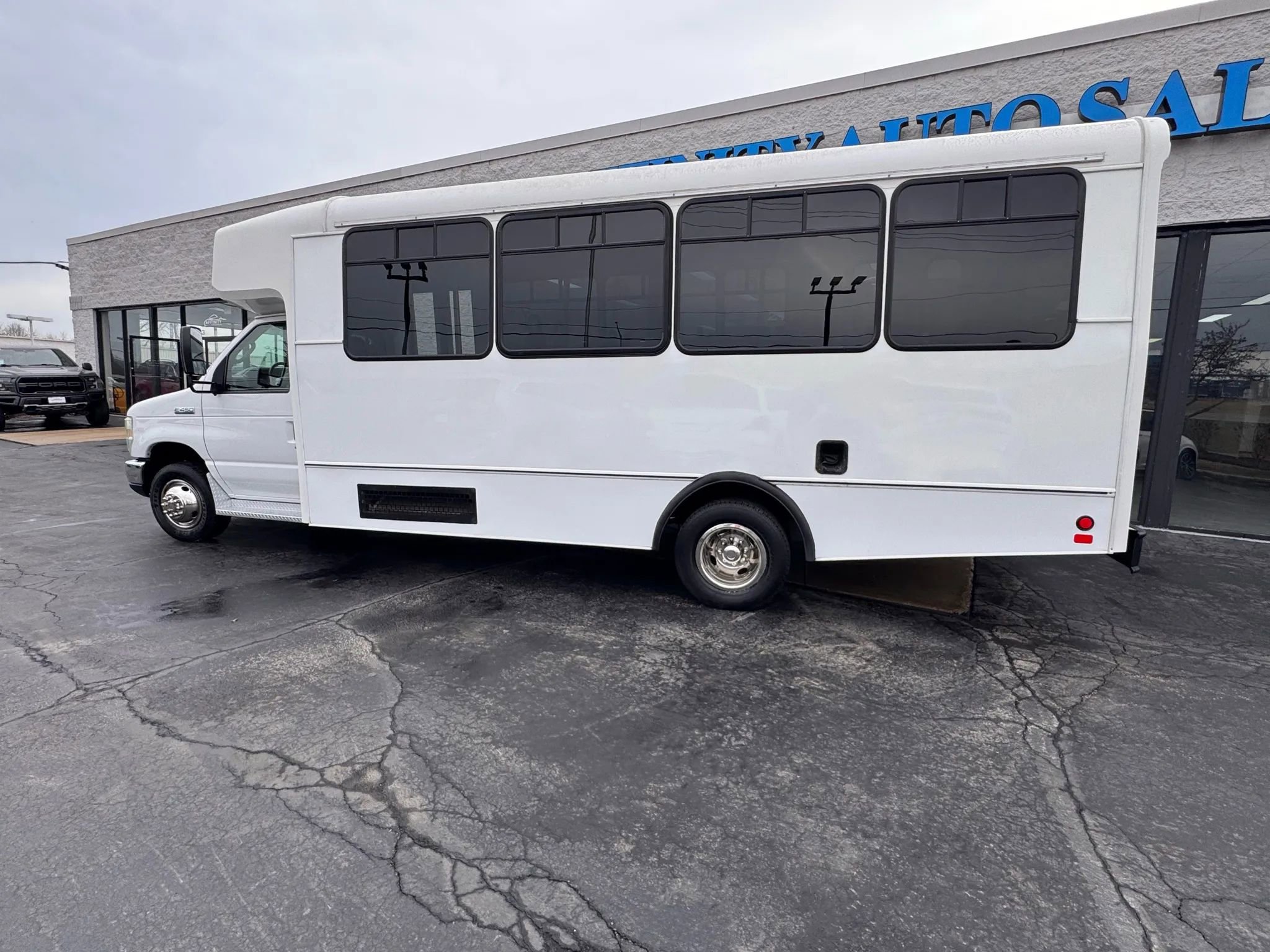 Used 2015 Ford E-450 and Econoline 450 Super Duty w/ Shuttle Bus Prep Package image 2