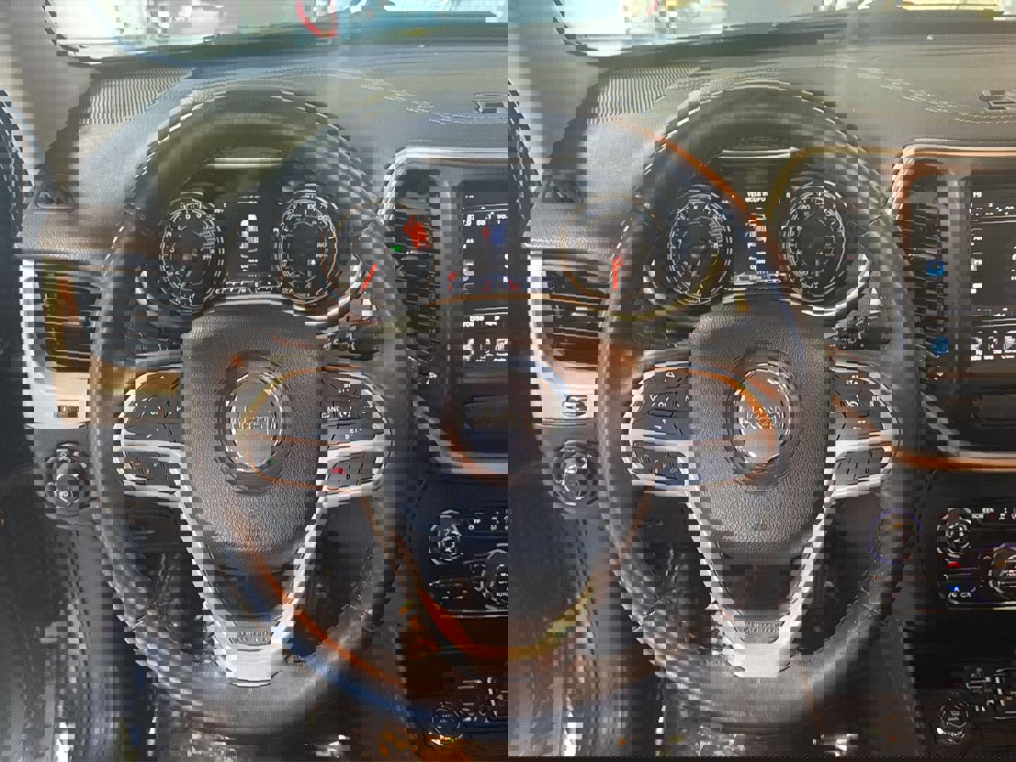 Used 2017 Jeep Cherokee Limited image 18