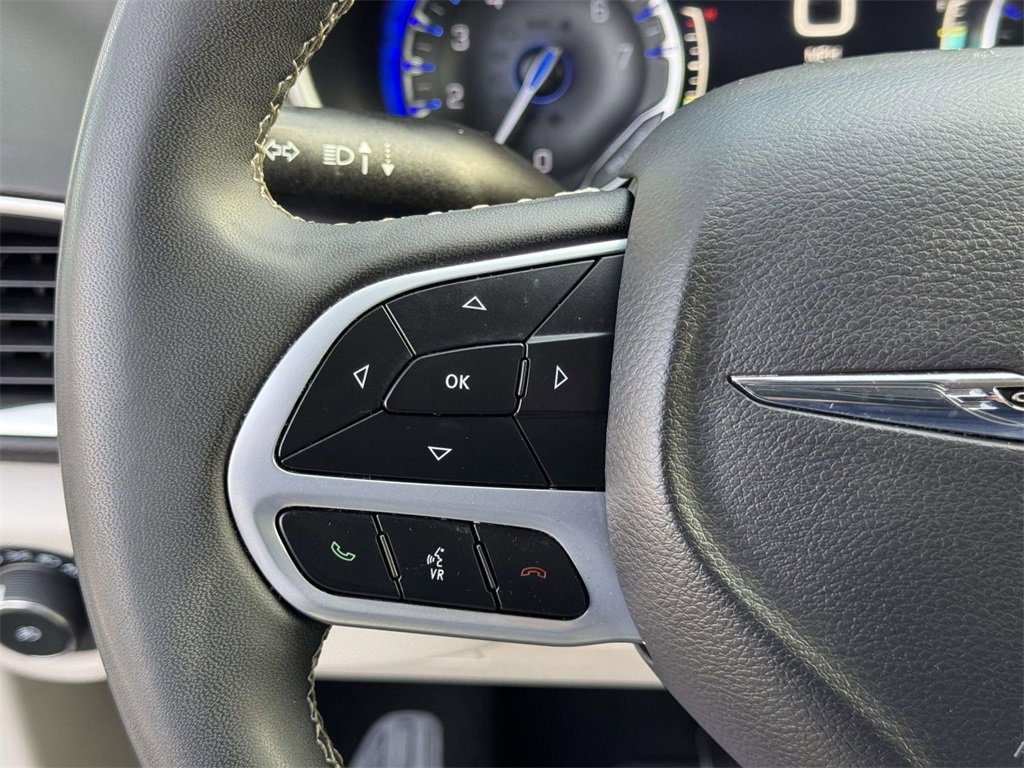 Used 2024 Chrysler Pacifica Touring-L image 10