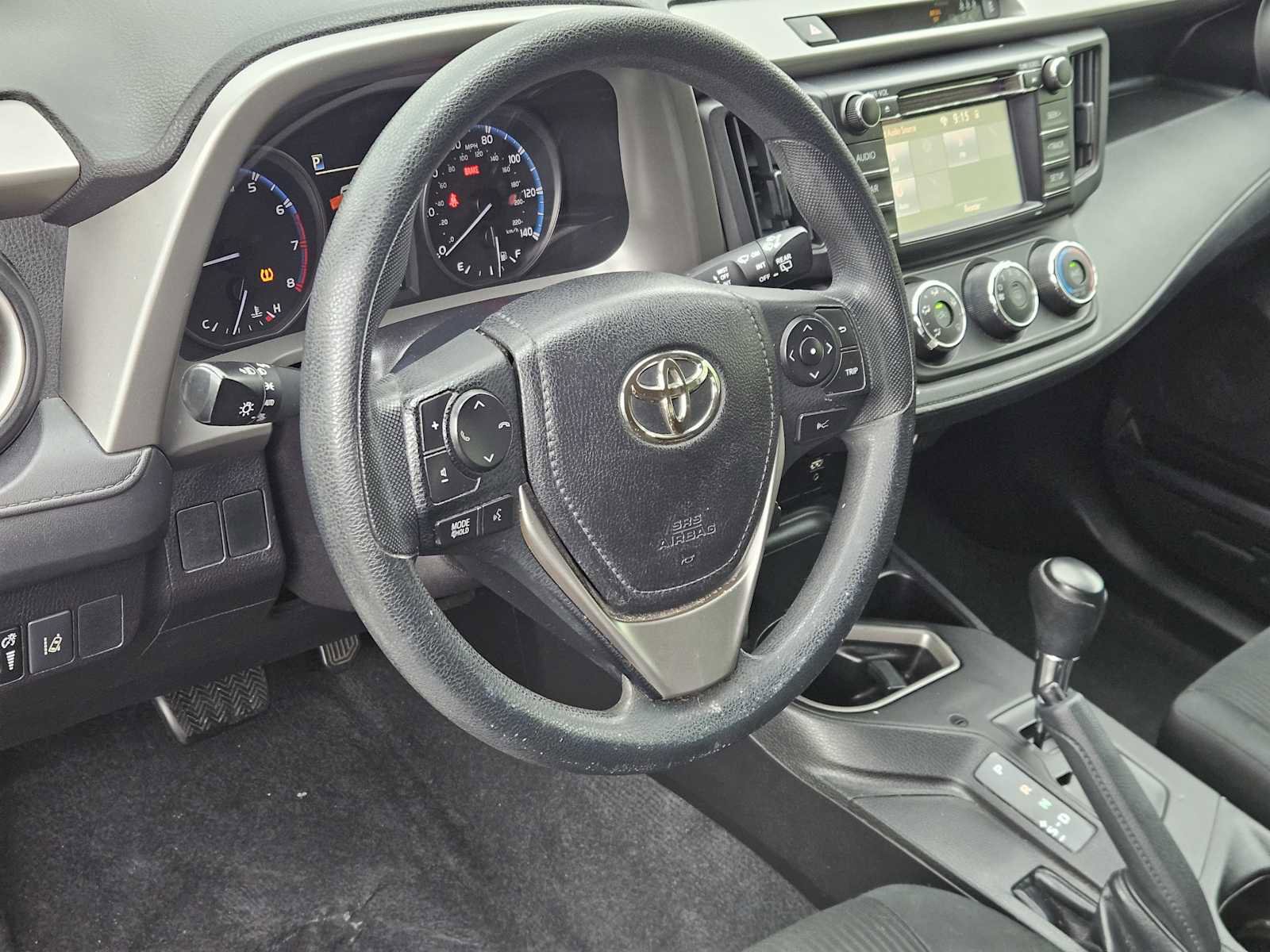 Used 2018 Toyota RAV4 LE image 2