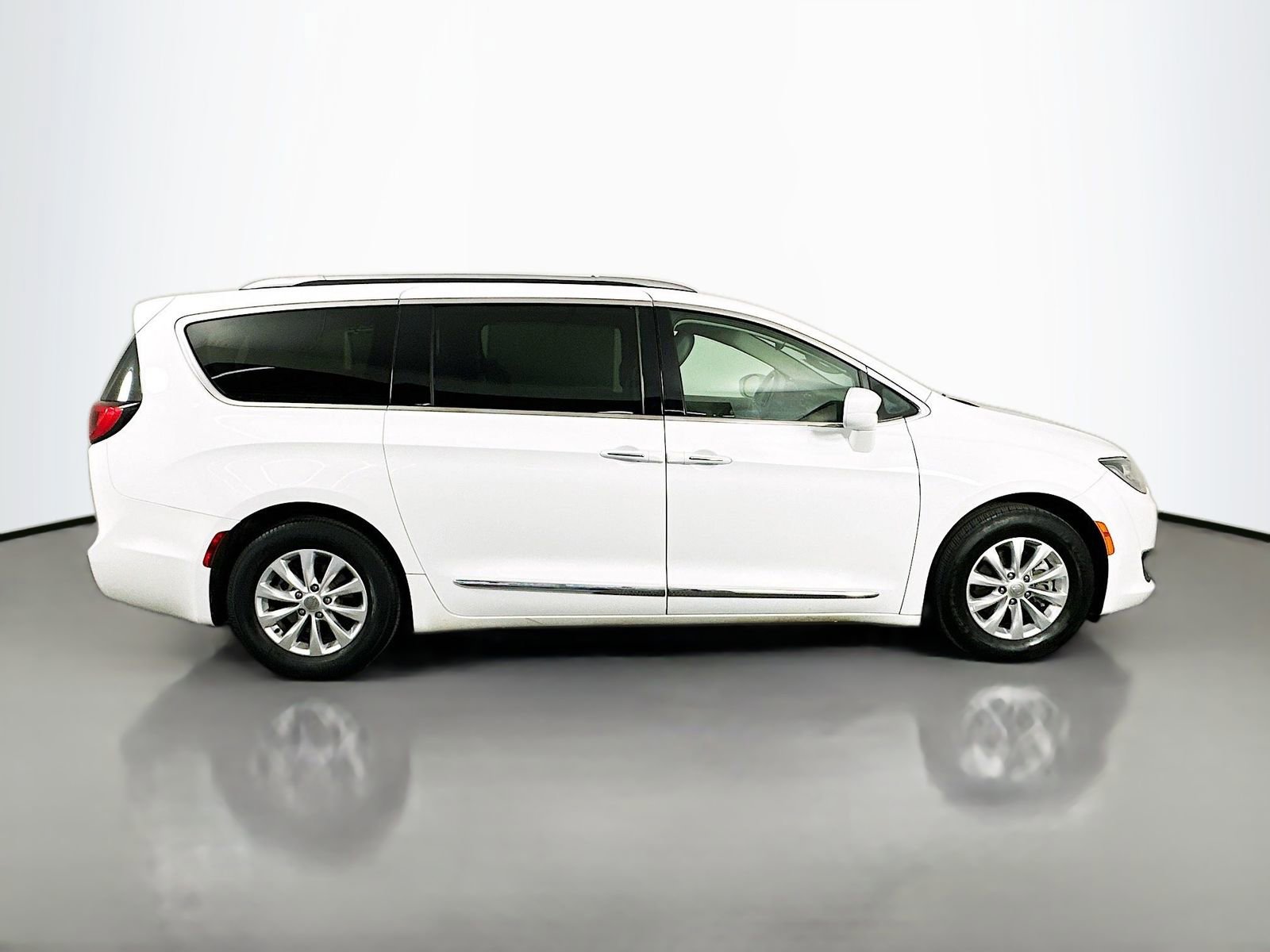 Used 2019 Chrysler Pacifica Touring-L image 9