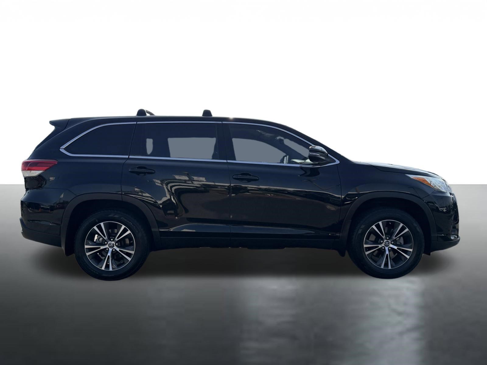 Used 2019 Toyota Highlander LE FWD image 9