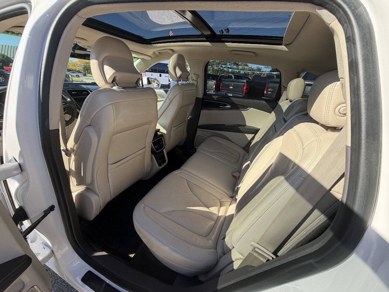 Used 2018 Lincoln MKX Reserve w/ Driver Assistance Package AWD/4WD image 12