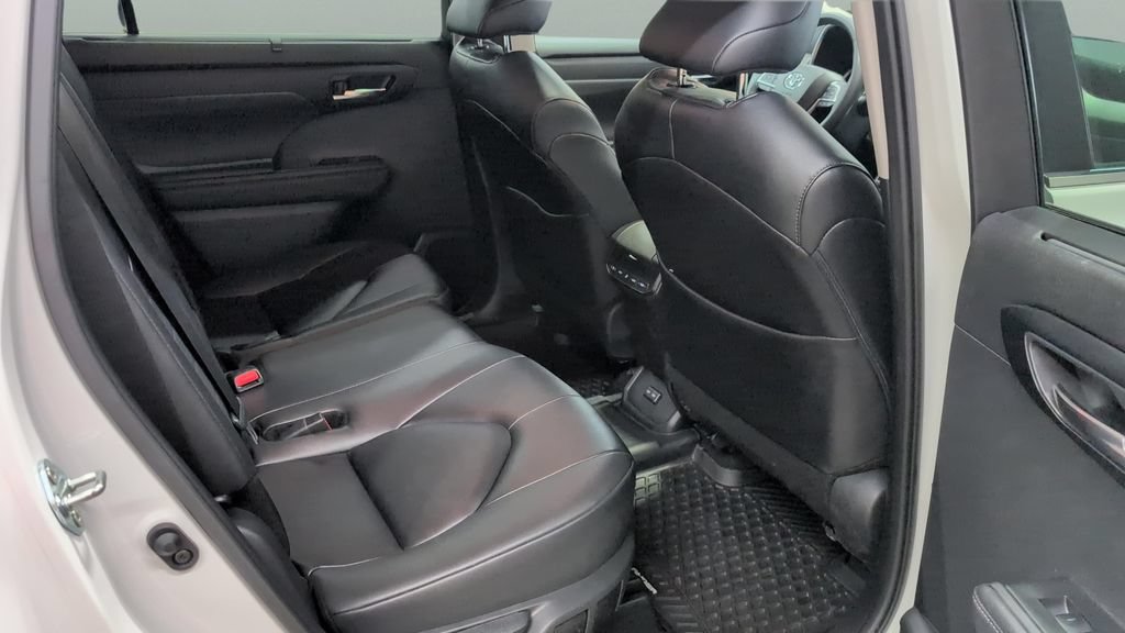 Used 2024 Toyota Highlander XLE AWD/4WD image 24
