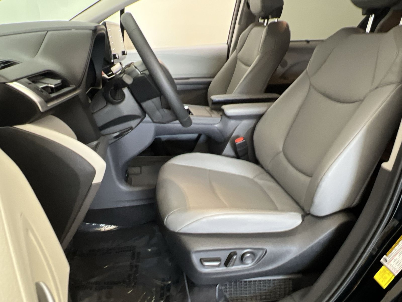 Used 2024 Toyota Sienna XLE w/ XLE Plus Package FWD image 12