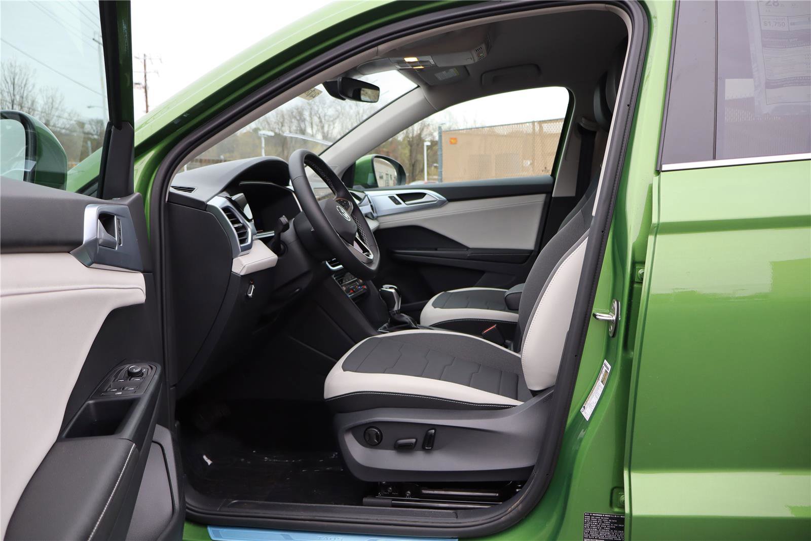 New 2026 Volkswagen Taos SE image 11