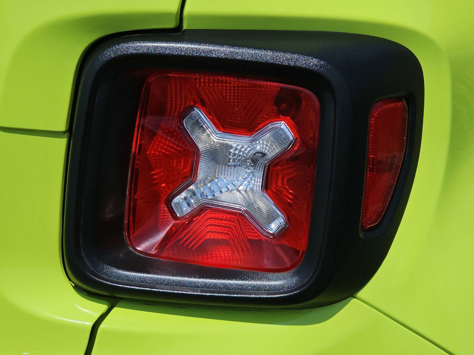 Used 2018 Jeep Renegade Latitude w/ Advanced Technology Group FWD image 36