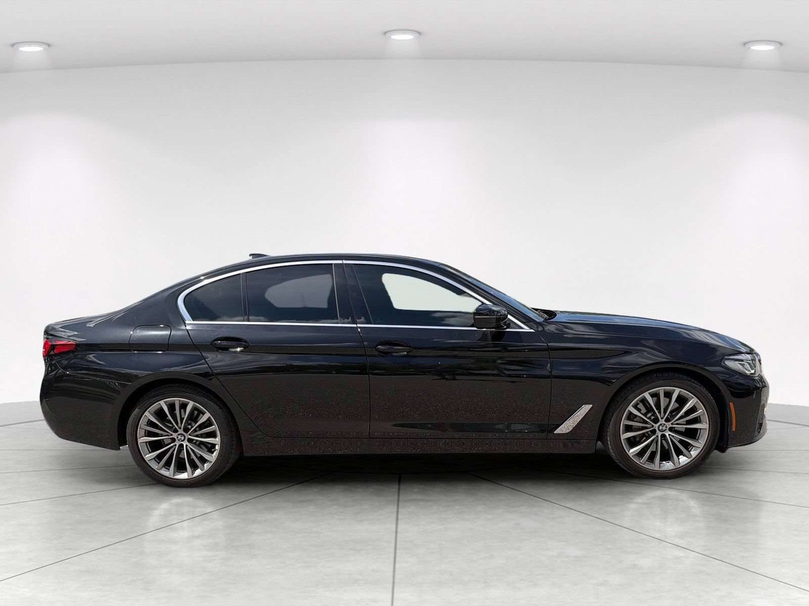Certified 2023 BMW 530i xDrive w/ Premium Package AWD/4WD image 3