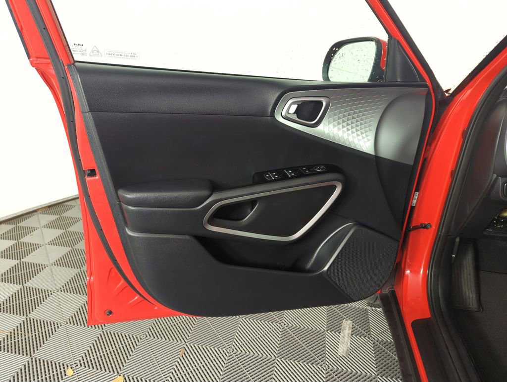 Used 2025 Kia Soul LX w/ LX Technology Package image 18