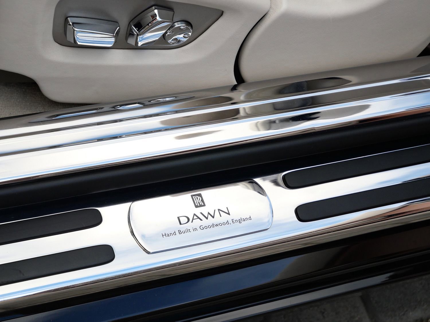 Used 2017 Rolls-Royce Dawn RWD image 9