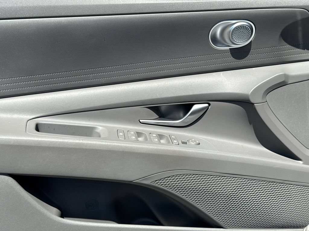 Used 2022 Hyundai Elantra SEL FWD image 10