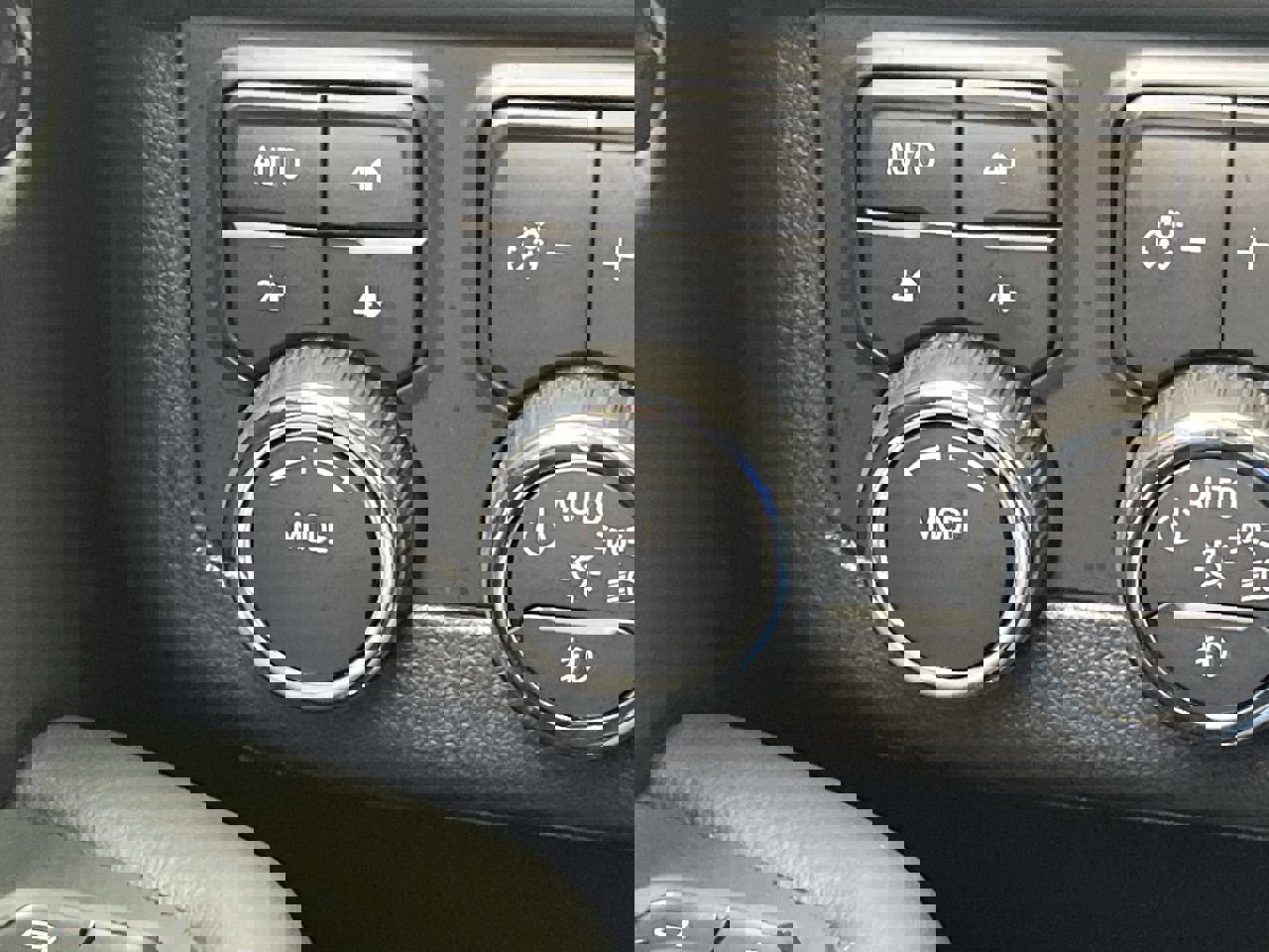 Certified 2025 Chevrolet Suburban Premier w/ Sun And Tow Package AWD/4WD image 19