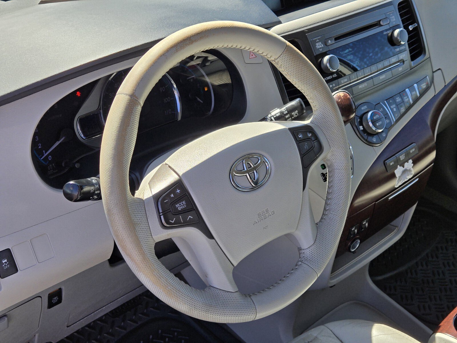 Used 2012 Toyota Sienna XLE FWD image 17