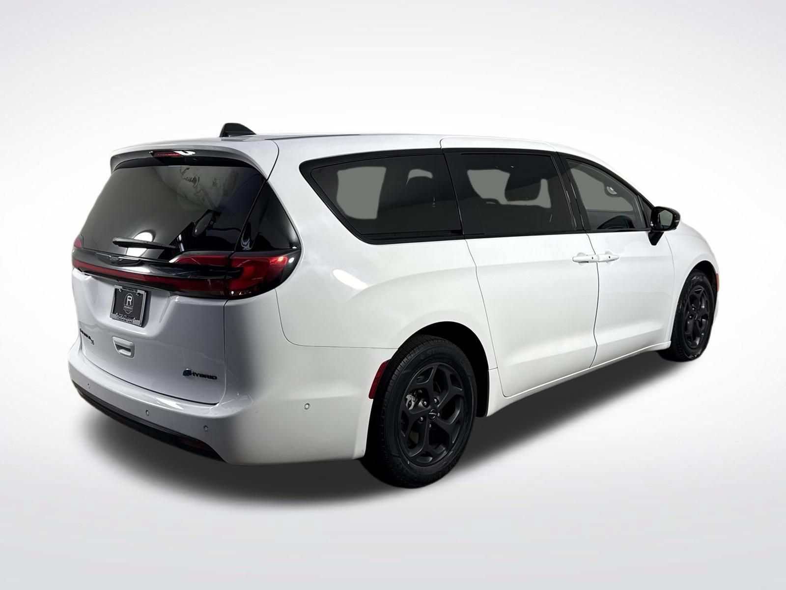 Used 2024 Chrysler Pacifica Limited FWD image 35