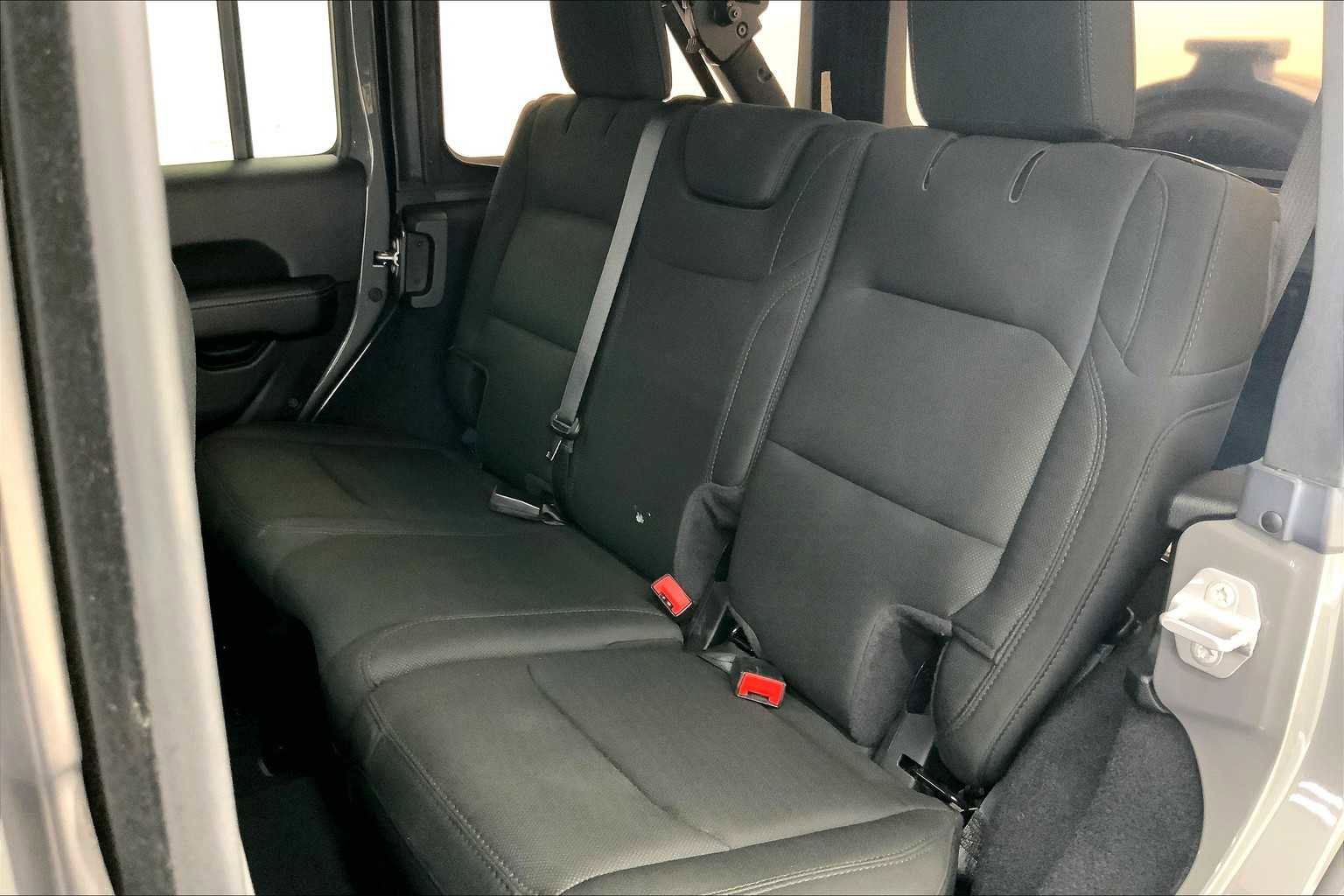 Used 2020 Jeep Wrangler Unlimited Sahara image 17