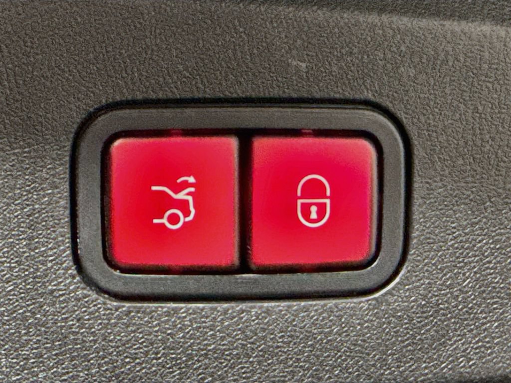 Used 2010 Mercedes-Benz E 550 Sedan image 32