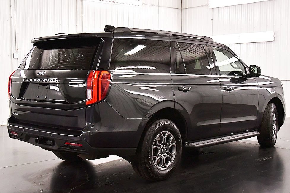 Used 2025 Ford Expedition Active AWD/4WD image 7