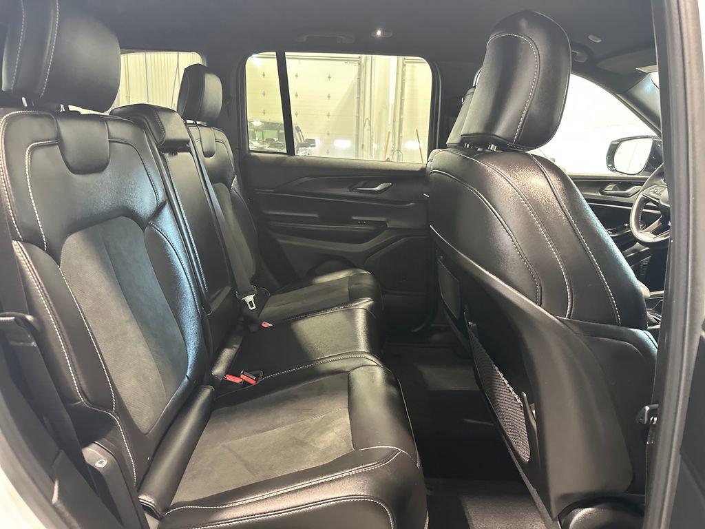 Used 2025 Jeep Grand Cherokee Altitude AWD/4WD image 31